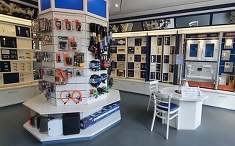 Beratungsplatz und Produktwand im SIEGO Fachgeschäft