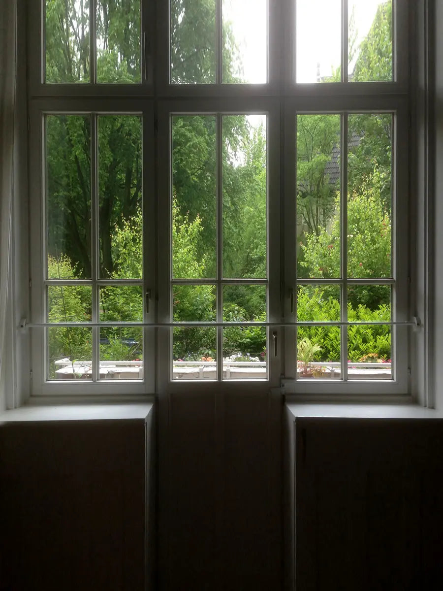 Sprossenfenster mit montierter Fenstersicherung in Hamburg
