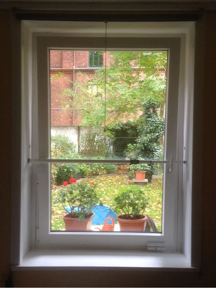 Kippfenster mit nachgerüsteter Fenstersicherung in Hamburg