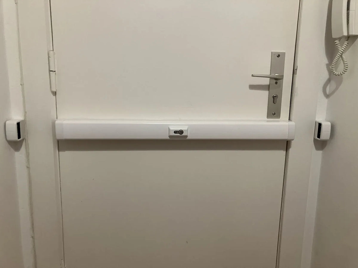 Montierter ABUS Panzerriegel an einer Altbau-Wohnungstür