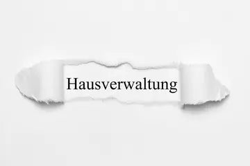 Beratung zu Schließanlagen für Hausverwaltungen mit Hausmodell