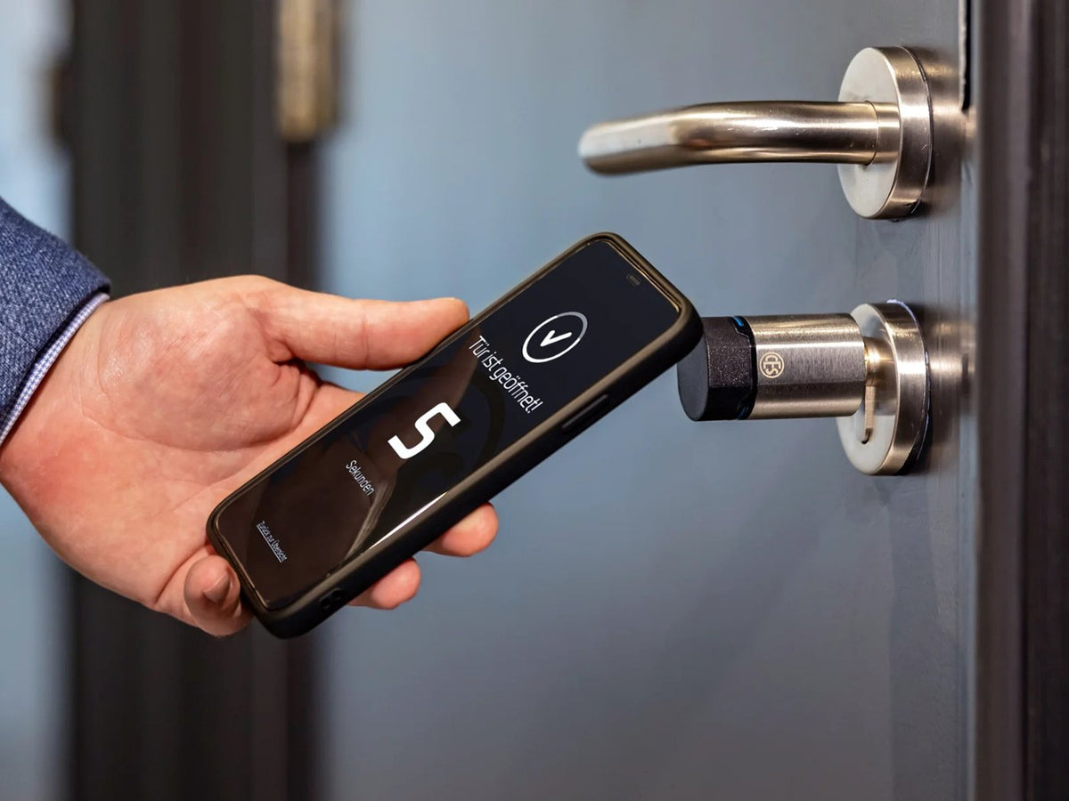 Elektronischer Schließzylinder CESentry wird per Smartphone geöffnet – SIEGO Fachgeschäft Hamburg-Altona