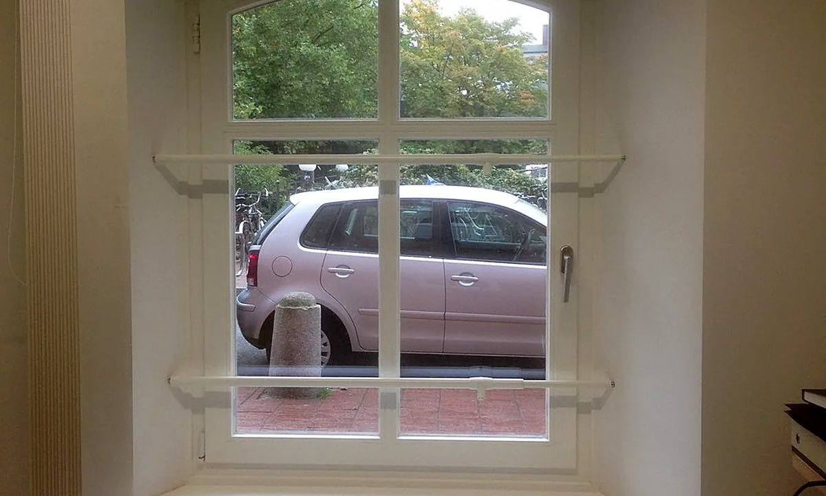 Fenstersicherung mit Sperrstange am Fensterflügel