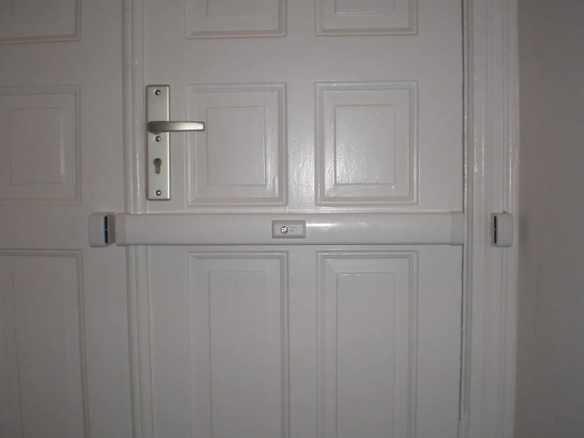 ABUS Panzerriegel PR2700 an einer Altbau-Kassettentür